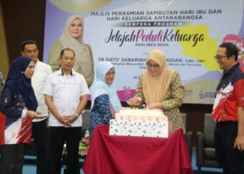 SABARIAH Saidan (dua dari kanan) merai ibunya, Samaiyah Hasan (tiga dari kanan) pada majlis Sambutan Hari Ibu dan Hari Keluarga Antarabangsa Parlimen Bera di Kompleks Rakan Muda Bera di Bera, Pahang. - UTUSAN/SALEHUDIN MAT RASAD