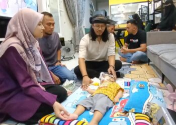 NUR AHMAD FAIZ Mohd. Azmi (tiga, kiri) hadir melawat Muhammad Athif Fahri Mohd. Farhan yang mengidap penyakit jarang jumpa, Spinal Muscular Atrhopy (SMA) Type 1 dan memerlukan dana berjumlah RM9 juta untuk kos rawatan di Permatang Badak di Kuantan, Pahang. - UTUSAN/ DIANA SURYA ABD WAHAB