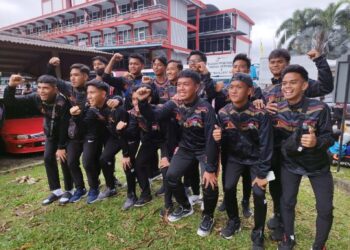 PARA pemain pasukan hoki bawah 18 tahun Negeri Sembilan bergambar di pekarangan Jabatan Pendidikan Negeri Sembilan sebelum majlis pelepasan atlet ke Kejohanan Sukan Majlis Sukan Sekolah Malaysia (MSSM) 2022 di Seremban, semalam. - UTUSAN/NAZARUDIN SHAHARI