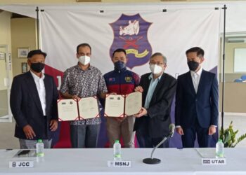 MOHAMMAD Syafiq Hassan (tengah) menyaksikan majlis menandatangani memorandum persefahaman antara JCC dan UTAR.