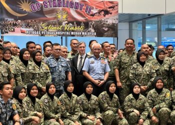 AFFENDI Buang menyambut para pegawai dan anggota ATM yang ditugaskan dalam Operasi Starlight II di KLIA Terminal 1, Sepang, Selangor. - UTUSAN/KAMARIAH KHALIDI
