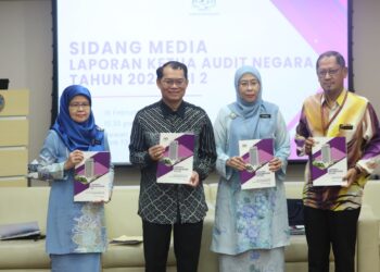 NIK Azman Nik Abdul Majid (dua kiri) menunjukkan buku LKAN Tahun 2021 Siri 2 pada sidang media di Putrajaya. - UTUSAN/FAISOL MUSTAFA