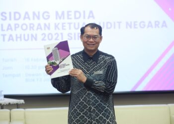 NIK Azman Nik Abdul Majid menunjukkan LKAN Tahun 2021 Siri 2 di Putrajaya, kelmarin. - UTUSAN/FAISOL MUSTAFA