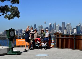SEBUAH keluarga berswafoto selepas Zoo Taronga di Sydney membuka semula operasi kepada pengunjung yang sudah dilengkap divaksin.-AFP
