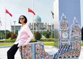 Wan Jamila bergambar pada huruf ‘J’ yang merupakan sebahagian daripada arca Putrajaya di Dataran Putra. Arca Putrajaya  sempena sambutan Hari Kebangsaan 2019 itu adalah hasil karyanya