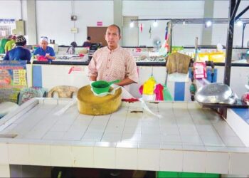 ALI AKHBAR Othman terpaksa menutup sementara perniagaan jualan ayam ekoran kekurangan bekalan di Pasar Balok di Kuantan, Pahang. - UTUSAN/DIANA SURYA ABD WAHAB