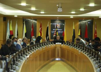 RONALD Kiandee mempengerusikan mesyuarat khas bersama KPDNHEP, Kementerian Kewangan dan pemain-pemain industri penternakan ayam di Putrajaya.