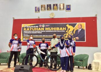 SAARANI Mohamad (tiga dari kiri) bersama pemenang hadiah utama cabutan bertuah sempena Program Kayuhan Muhibah Kesatuan Kakitangan Kemas Semenanjung Malaysia Cawangan Perak di Lenggong hari ini. - UTUSAN/MOHAMAD HAFIZI MOHD. SAID