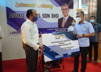 TENGKU Zafrul Tengku Abdul Aziz (dua kanan) menyerahkan set generator kepada Asuko Genius bagi projek pertanian dan penternakan berimpak tinggi di Kulai, Johor.