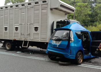 KEADAAN kereta Perodua Alza dipandu mangsa yang remuk selepas bertembung lori muatan anak ayam di Kilometer 24.2, Jalan Raya Timur Barat (JRTB) Gerik-Jeli, Gerik semalam. - UTUSAN/JBPM PERAK