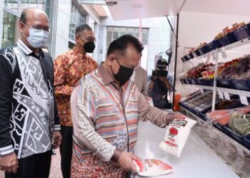 ALEXANDER Nanta Linggi meninjau barang keperluan bersubsidi dan kawalan sempena Majlis Pelancaran Logo Barang Kawalan dan Subsidi di KPDNHEP, Putrajaya. - UTUSAN/FAISOL MUSTAFA