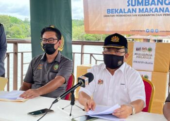 AHMAD Hamzah (kanan) pada sidang akhbar selepas menyempurnakan majlis serahan bekalan makanan haiwan di Zoo Melaka, Ayer Keroh, Melaka. - UTUSAN/DIYANATUL ATIQAH ZAKARYA