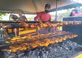 SEORANG pekerja membakar ayam golek untuk dijual kepada pelanggan di gerai Ayam Golek Utara di Alor Gajah, Melaka. - UTUSAN/MUHAMMAD SHAHIZAM TAZALI