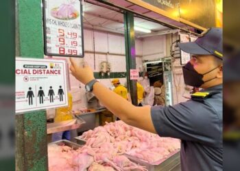 PEGAWAI penguat kuasa KPDNHEP Selangor  memeriksa harga ayam yang dijual antara RM9.50 hingga RM10.00 dekat 365 premis di seluruh negeri pada 8 hingga 25 November.