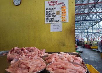 RATA-RATA peniaga di Pasar Besar Melaka mengenakan caj pemotongan ayam sebanyak 60 sen selepas tertekan dengan harga kawalan yang rendah. - UTUSAN/MUHAMMAD SHAHIZAM TAZALI