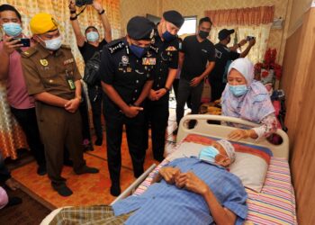 AYOB Khan Mydin Pitchay (tengah) melawat dan menyampaikan sumbangan kepada Suliman A. Hakim yang terlantar sakit pada Program Op Bantu di Flat Taman Cendana, Pasir Gudang di Johor. - UTUSAN/RAJA JAAFAR ALI