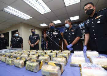 AYOB Khan Mydin Pitchay menunjukkan dadah yang dirampas dalam dua serbuan pada sidang akhbar di Johor Bahru, semalam. - UTUSAN/RAJA JAAFAR ALI