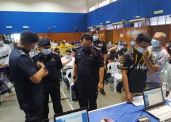 AYOB Khan Mydin Pitchay (dua dari kiri) melawat Kaunter Semakan dan Bayaran Saman IPD Pontian, Johor, hari ini.