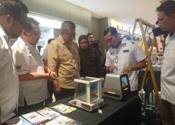 SALAHUDDIN Ayub diberi penerangan mengenai  alat timbang dan sukat terkini oleh kakitangan De Metrologi Sdn Bhd (DMSB) sempena sambutan Hari Metrologi Sedunia 2023 di Putrajaya. - UTUSAN/MOHD HUSNI MOH NOOR
