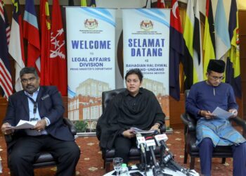 AZALINA Othman Said bercakap dalam sidang akhbar selepas sesi libat urus penubuhan Ombudsman Malaysia di Putrajaya. - UTUSAN/FAISOL MUSTAFA
