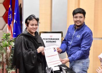 AZALINA Othman Said menyerahkan borang pencalonan Naib Presiden UMNO di Menara Dato Onn' hari ini. - GAMBAR UMNO ONLINE 