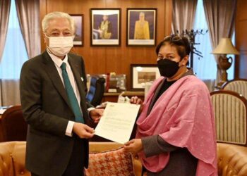 ISMAIL Sabri  Yaakob menyerahkan surat pelantikan Penasihat Khas kepada Perdana Menteri (Undang-Undang dan Hak Asasi Manusia) kepada Azalina Othman Said. - FB