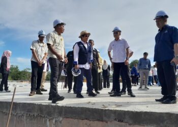 .AZALINA (tengah) ketika menghadiri Taklimat Pelaksaan Projek dan Lawatan Tapak Mahkamah Pengerang di Bandar Penawar, Kota Tinggi, semalam.