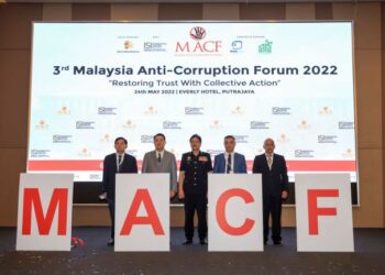 AZAM Baki (tiga kanan) bersama Pengerusi Institut Strategi Antarabangsa (ISI), Cheah Chyuan Yong (dua kiri) bergambar selepas merasmikan Forum Anti Rasuah Malaysia Kali Ke-3 2022 di Putrajaya. - UTUSAN/FAISOL MUSTAFA