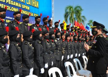 AZAM Baki beramah mesra dengan Pegawai Kadet sempena Majlis Perbarisan Tamat Latihan Kursus Asas Pegawai SPRM siri 25 (Penolong Penguasa P29) di Kompleks SPRM Johor, Johor Bahru disini. UTUSAN/RAJA JAAFAR ALI