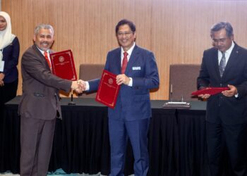 AZAM Baki (tengah) bersalaman dengan Timbalan Naib Canselor UiTM, Professor Dr Mohamad Hariri Abdullah (kiri) selepas menandatangani memorandum Persefahaman Antara SPRM, UiTM dan MIA di Ibu Pejabat SPRM, Putrajaya. - UTUSAN/FAISOL MUSTAFA