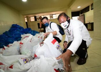 ADDUL  Azeez Abdul Rahim (kanan) dan Fathul Bari Mat Jahya memeriksa bekalan makanan serta keperluan harian yang disalurkan kepada keluarga pelarian Palestin di Jordan.