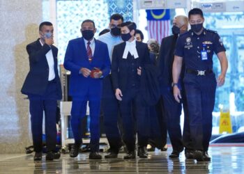 ABDUL Azeez Abdul Rahim (dua dari kiri) hadir mendengar keputusan sama ada Mahkamah Rayuan membenarkan atau menolak rayuan untuk membatalkan 13 pertuduhan rasuah dan pengubahan wang haram yang dihadapinya di Mahkamah Persekutuan. - UTUSAN/FARIZ RUSADIO