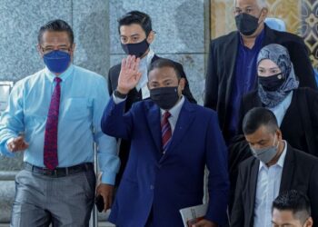 ABDUL Azeez Abdul Rahim (tengah) berjalan keluar selepas mahkamah mengekalkan bicara atas tiga pertuduhan rasuah dan enam pertuduhan pengubahan wang haram yang dihadapinya di Mahkamah Persekutuan.  - UTUSAN/FARIZ RUSADIO 