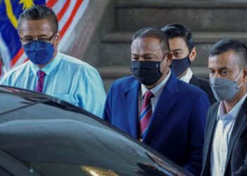 ABDUL Azeez Abdul Rahim (tengah) ketika di Mahkamah Persekutuan, Putrajaya, hari ini. - UTUSAN/FARIZ RUSADIO 