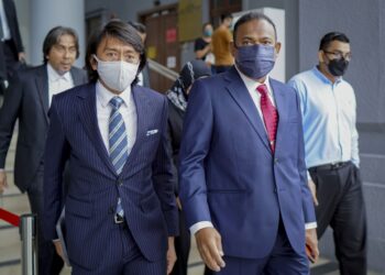 ABDUL Azeez Abdul Rahim hadir di Mahkamah Sesyen Kuala Lumpur bagi sebutan kes rasuah dan pengubahan wang haram. - UTUSAN/FARIZ RUSADIO
