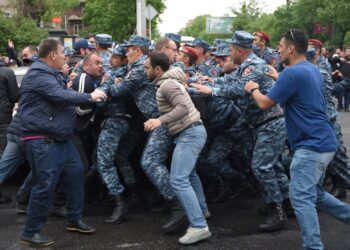 ANGGOTA polis Armenia bertempur dengan peserta protes di Yerevan yang menentang penyerahan wilayah Karabakh.-AFP