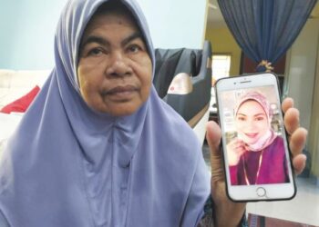IBU mangsa, Zahasnah Mohd. Zain mengharapkan anaknya ditemukan dalam keadaan selamat selepas diculik di rumahnya di Kampung Semat Jal, Tumpat, Kelantan minggu lalu. - UTUSAN/ROHANA ISMAIL