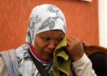 AZIMAH Abd. Rahim tidak dapat menahan sebak ketika berkongsi kisah hidupnya dengan wartawan Utusan Malaysia semalam. - UTUSAN/MOHD FARIZWAN HASBULLAH