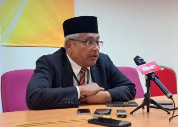 ABDUL Aziz Bari pada sidang akhbar di Ipoh hari ini. - UTUSAN/SAYED HESHAM IDRIS