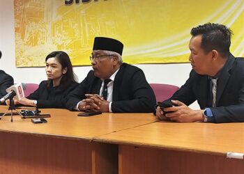 ABDUL Aziz Bari (tengah) pada sidang akhbar semasa Persidangan DUN Perak di Ipoh hari ini. - UTUSAN/SAYED HESHAM IDRIS