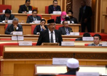 ABDUL Aziz Bari pada perbahasan menjunjung kasih titah diraja semasa sidang Dewan Undangan Negeri (DUN) Perak di Ipoh hari ini. - UTUSAN/KORPORAT SUK PERAK