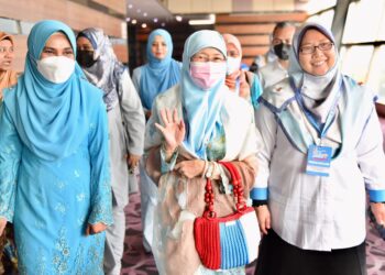 WAN Azizah Wan Ismail (empat  dari kiri) bersama Fuziah Salleh (lima dari kiri) hadir di Kongres Nasional OKR Ke-16 di IDCC Shah Alam, Selangor. UTUSAN/ZULFADHLI ZAKI