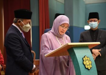 TUNKU AZIZAH Aminah Maimunah Iskandariah (tengah) berkenan menurunkan tandatangan pada plak perasmian Pusat Susu Bonda Halimatussaadia (HMMC) di Pusat Perubatan Sultan Ahmad Shah (SESMEC) di Indera Mahkota di Kuantan, Pahang. Turut kelihatan Samsudin Osman (kiri) - UTUSAN/ DIANA SURYA ABD WAHAB