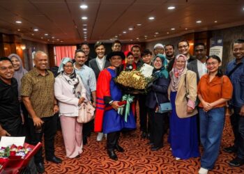 DR. AZIZAN Osman menerima jambangan bunga daripada usahawan yang hadir memberi sokongan selepas beliau menerima PhD Pentadbiran Perniagaan dari AeU di WTCKL, semalam. - UTUSAN/MUHAMAD IQBAL ROSLI