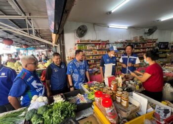 AZLAN Man (tiga dari kanan) bersama calon-calon BN di kawasan Parlimen Kangar beramah mesra dengan peniaga di Pasar Pagi Mahkota, Kangar, Perlis, hari ini. - UTUSAN/ASYRAF MUHAMMAD