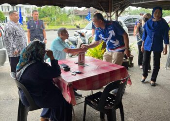 AZLAN Man (dua dari kanan) bersalaman dengan seorang penduduk sewaktu bersarapan di sekitar Kampung Salang, Kangar, Perlis, hari ini. -UTUSAN/ASYRAF MUHAMMAD