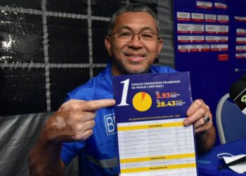 AZLAN Man menunjukkan risalah antara pencapaian kerajaan negeri dibawa pentadbirannya dari 2013 hingga 2022 dalam sidang akhbar di Bilik Gerakan BN DUN Bintong, Kangar, Perlis.- UTUSAN/IZLIZAN OTHMAN