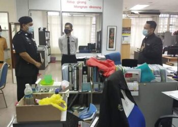AZLI Mohd. Noor (depan, kiri) membuat pemantauan di sebuah premis kerajaan bagi memastikan SOP dipatuhi di Lipis, Pahang. - IHSAN IPD LIPIS