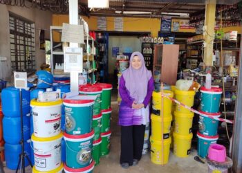 Azlia cekal menguruskan MRB Snow Wash and Service yang menawarkan perkhidmatan penyelenggaraan dan alat ganti kenderaan.