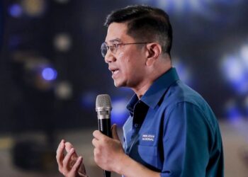 MOHAMED Azmin Ali ketika ditemui pada program Rapat Umum EraBaharu Putrajaya, - UTUSAN/FAISOL MUSTAFA